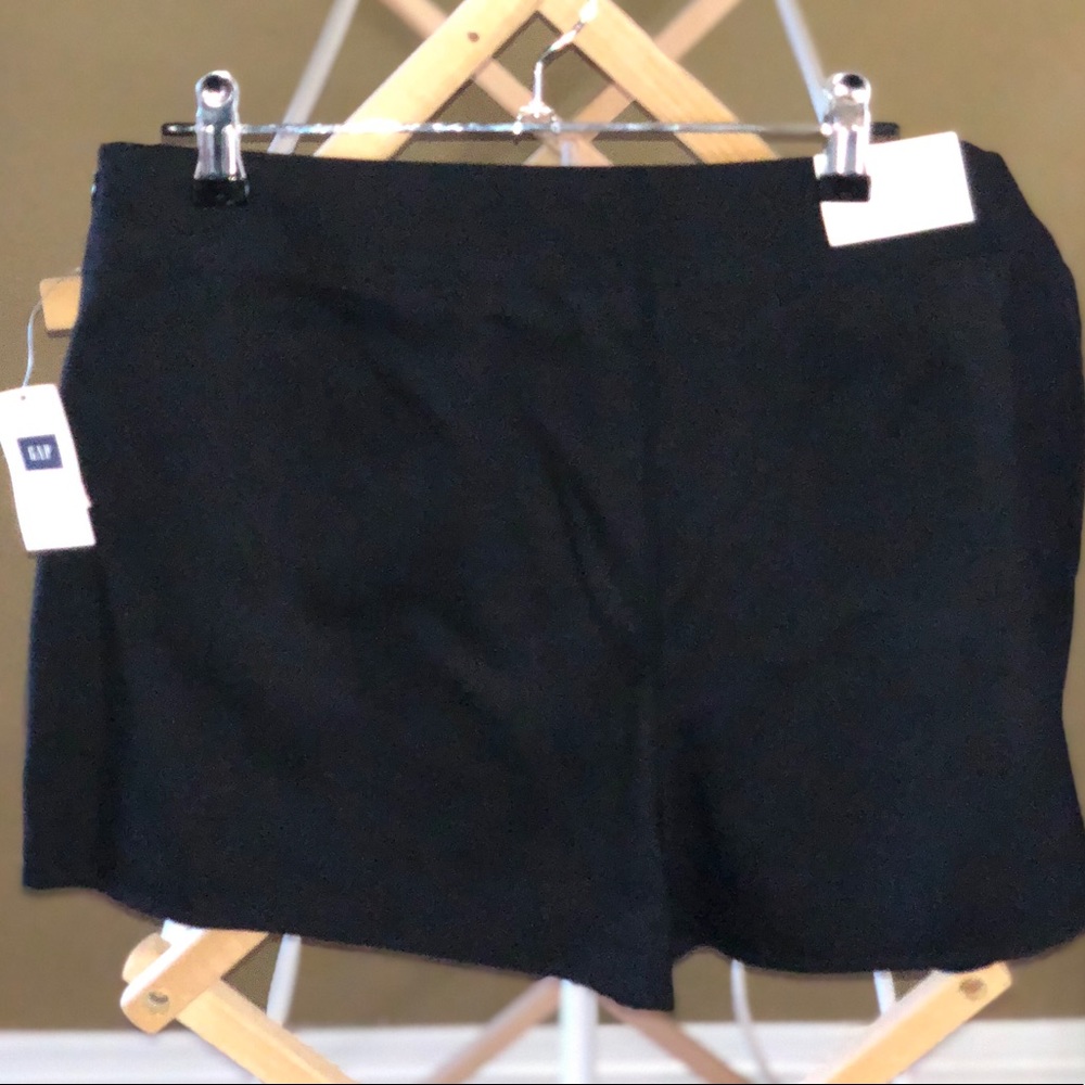 Gap NWT Black “wrap” skort